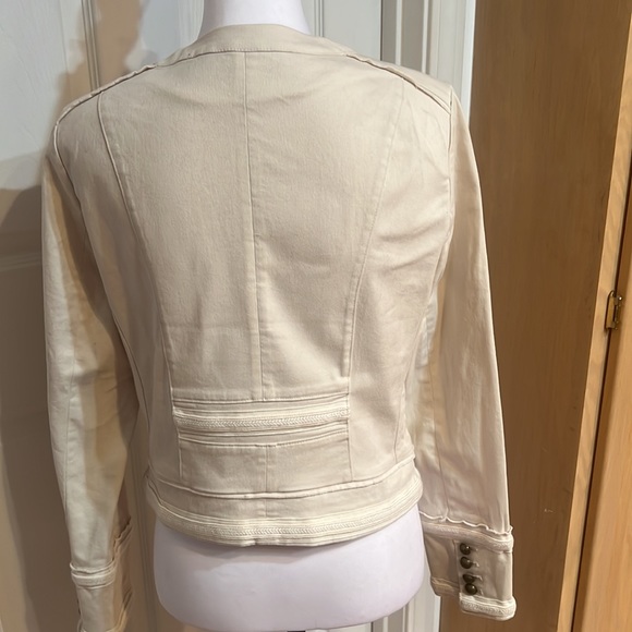 Absolutely gorgeous short fitted jacket. - Picture 6 of 8